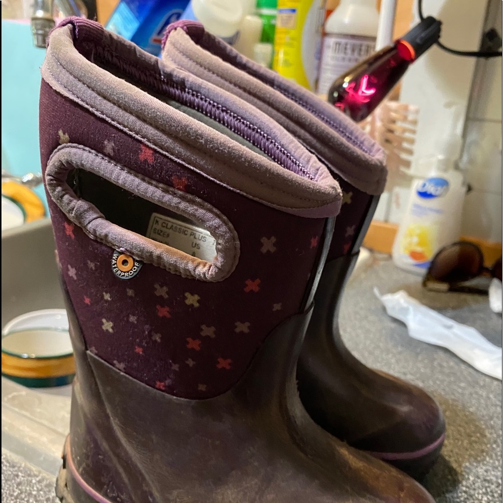 Purple Boggs size 8. Used one season. Real cute.